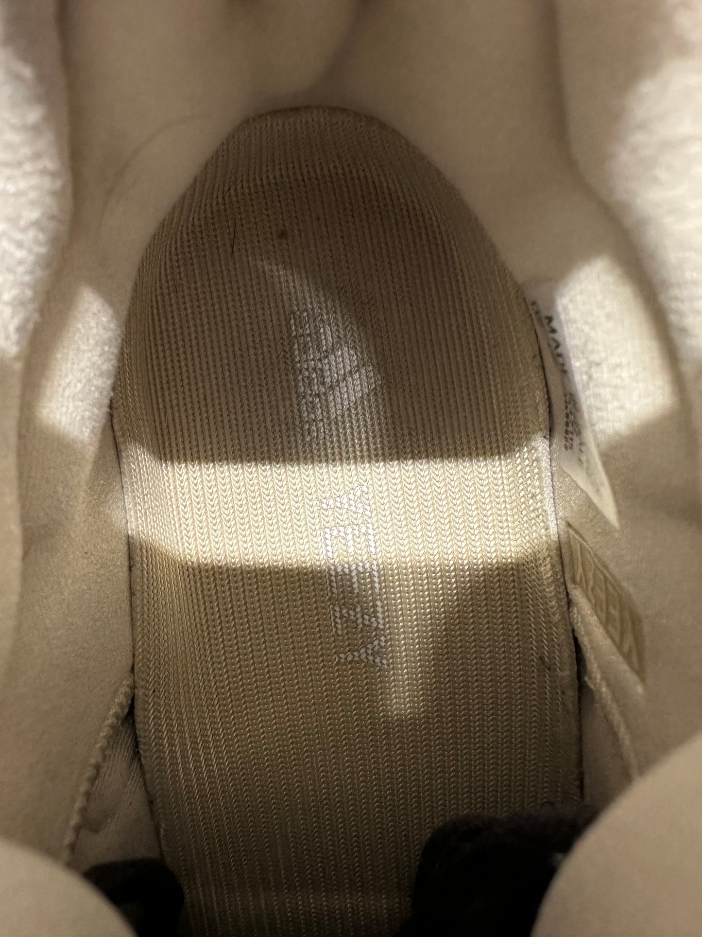 Yeezy 700 Magnet Sz 4