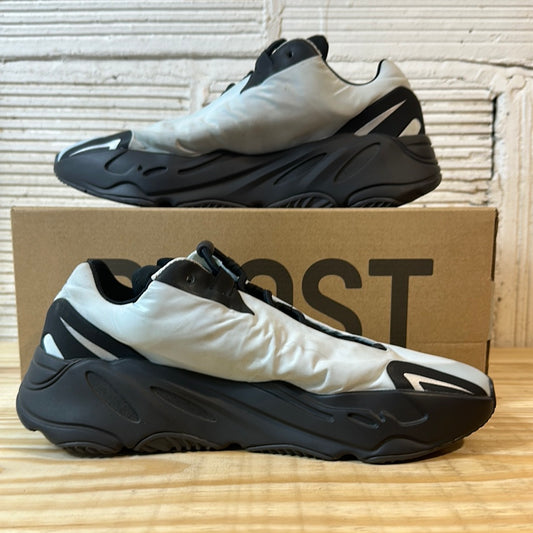 Yeezy 700 MNVM Blue Tint Sz 8.5