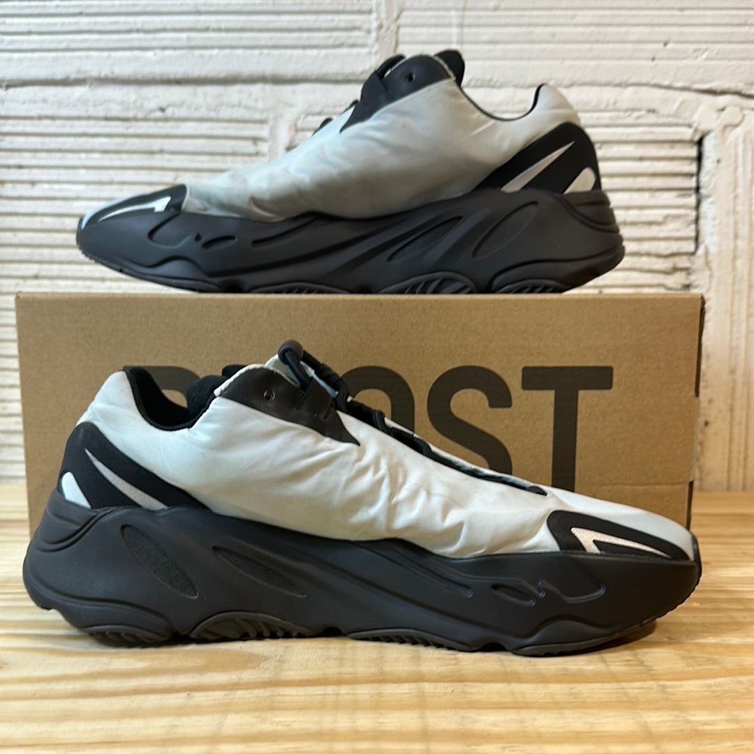 Yeezy 700 MNVM Blue Tint Sz 8.5