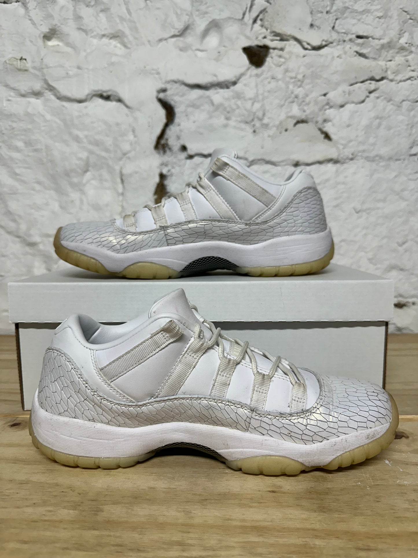 Air Jordan 11 Low Frost White Sz 8.5