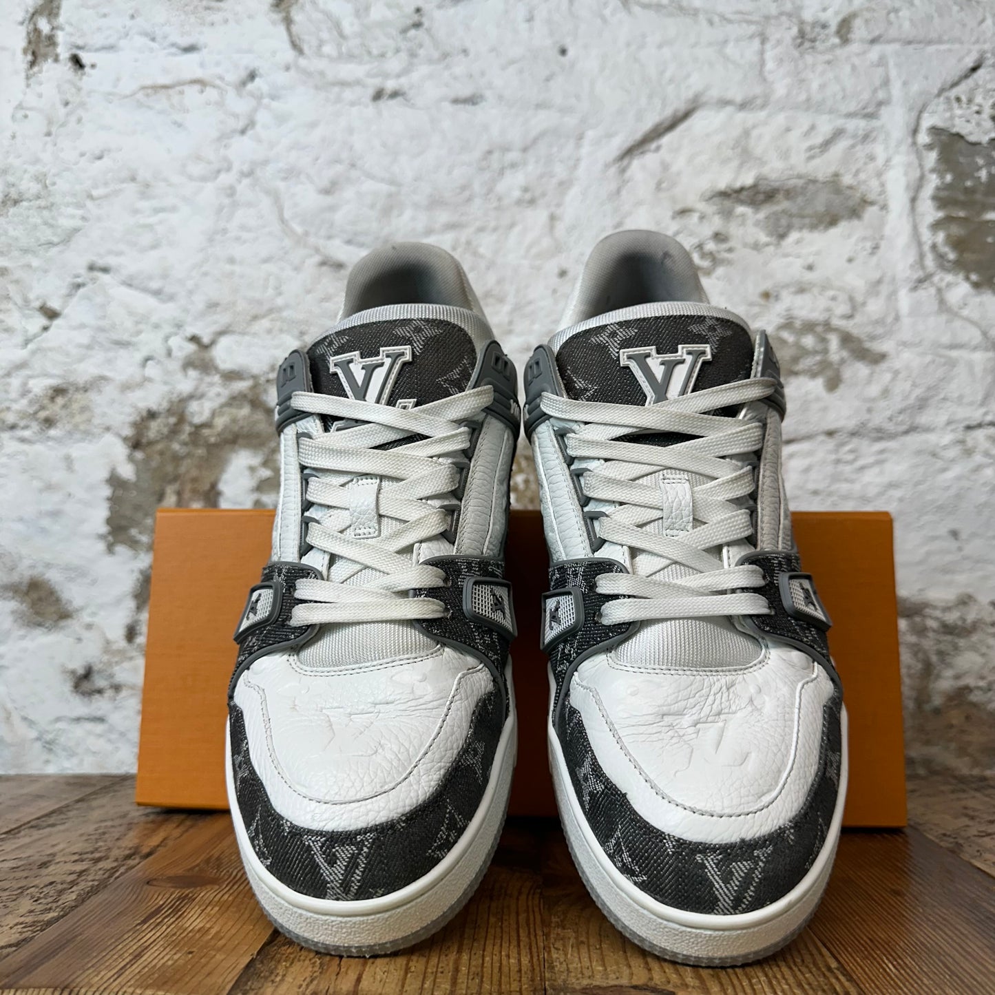 Louis Vuitton Grey White Monogram Trainer Sz 9 (7.5LV)