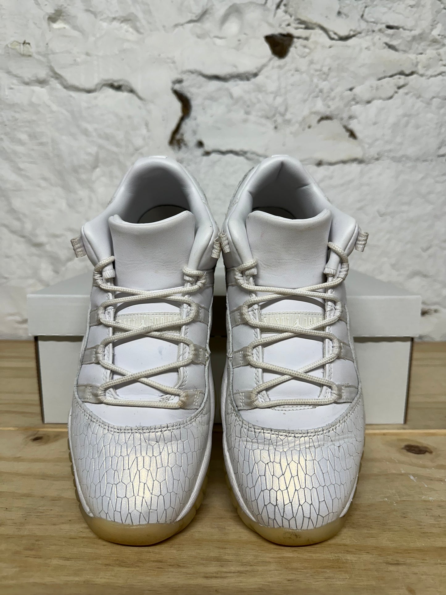 Air Jordan 11 Low Frost White Sz 8.5
