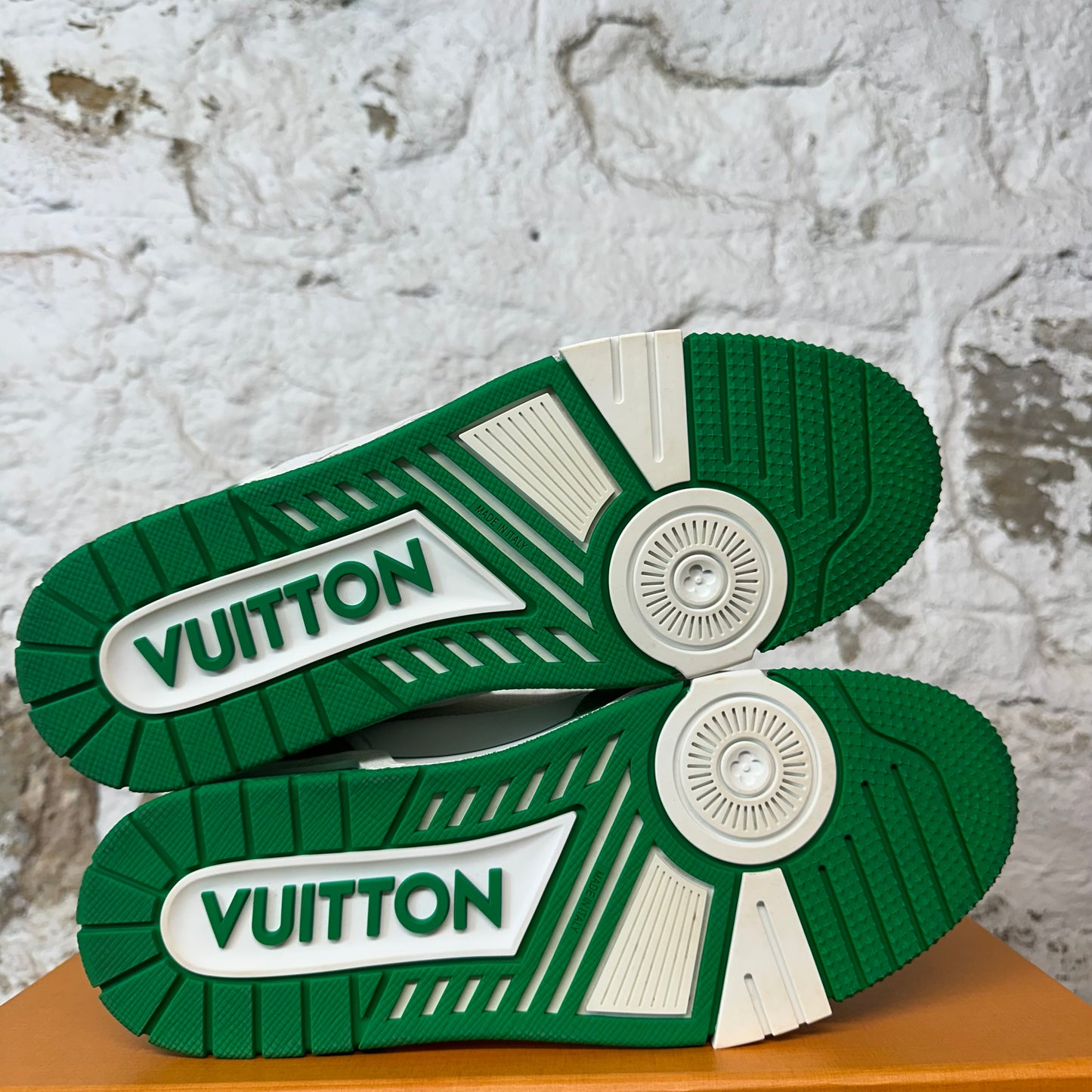 Louis Vuiton Green White Strap Trainer Sz 8.5 (7LV)