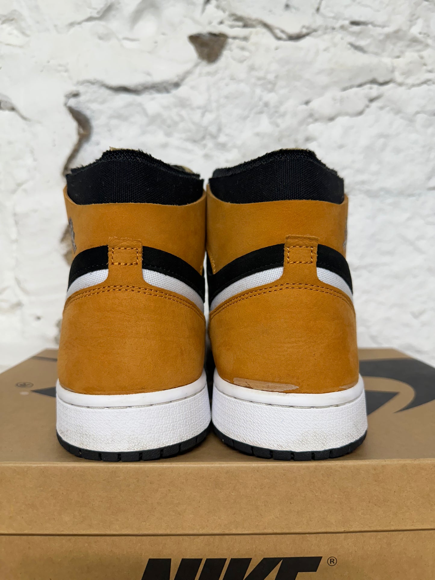 Air Jordan 1 High Zoom CMFT Black Monarch Sz 9.5