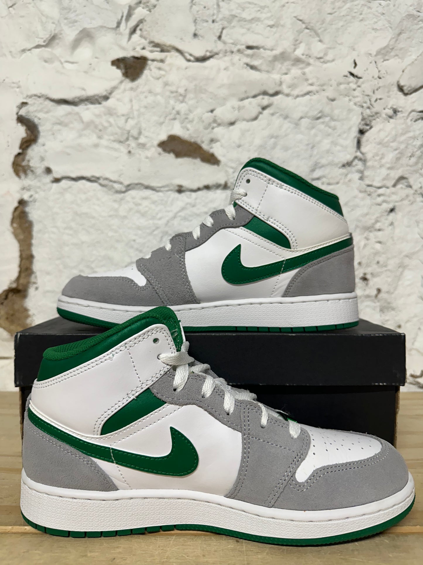 Air Jordan 1 Mid Pine Green Gray Sz 7Y