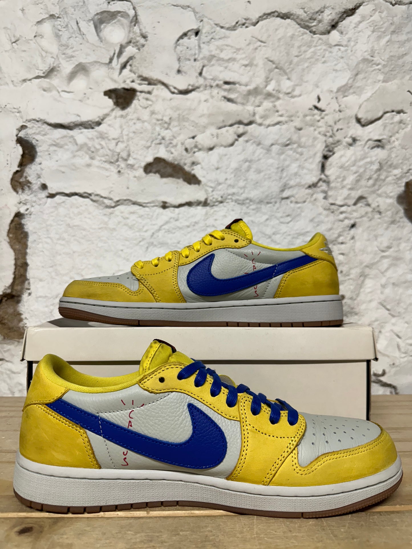 Air Jordan 1 Low Travis Scott Canary Sz 9 (10.5W)