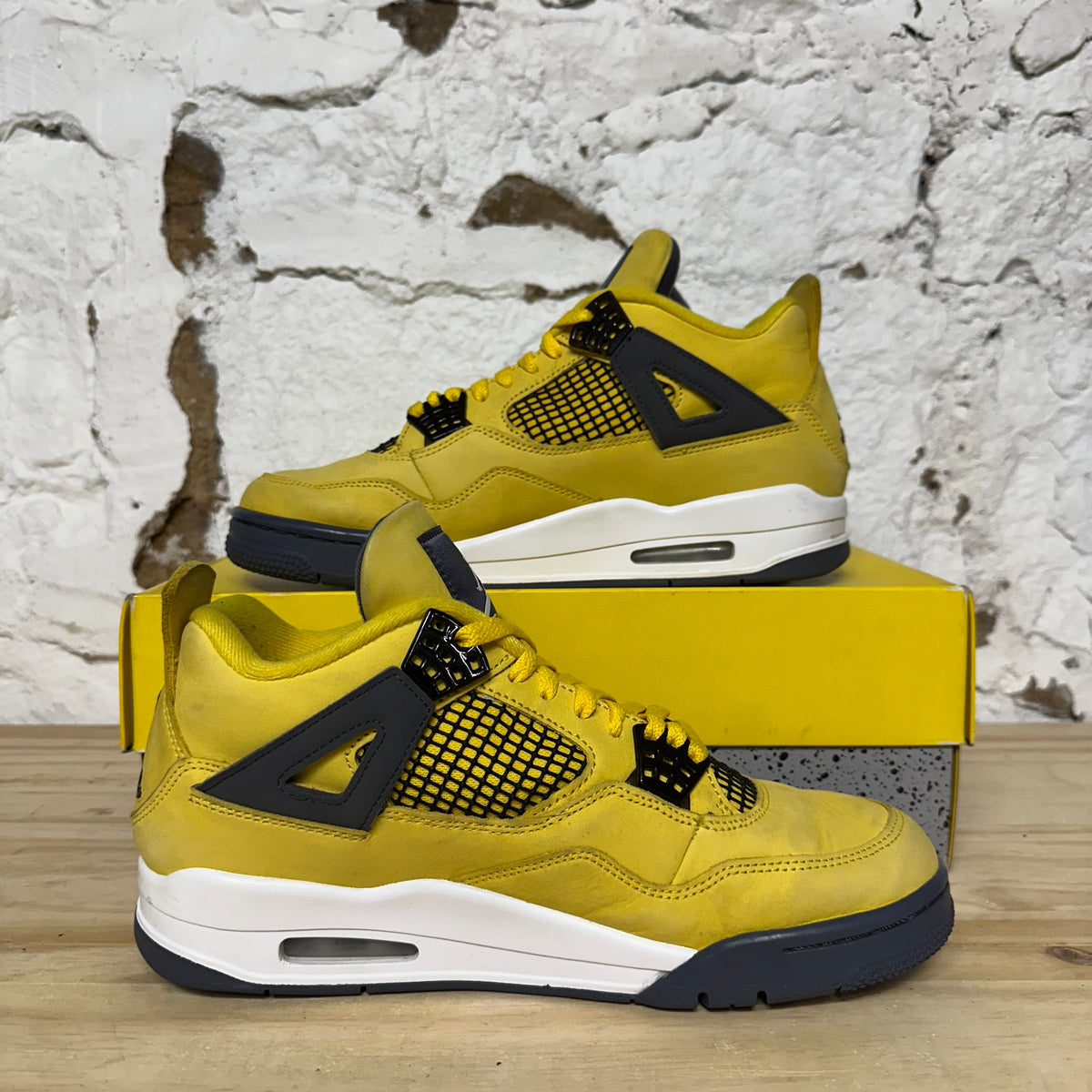 Air Jordan 4 Lightning (2021) Sz 9