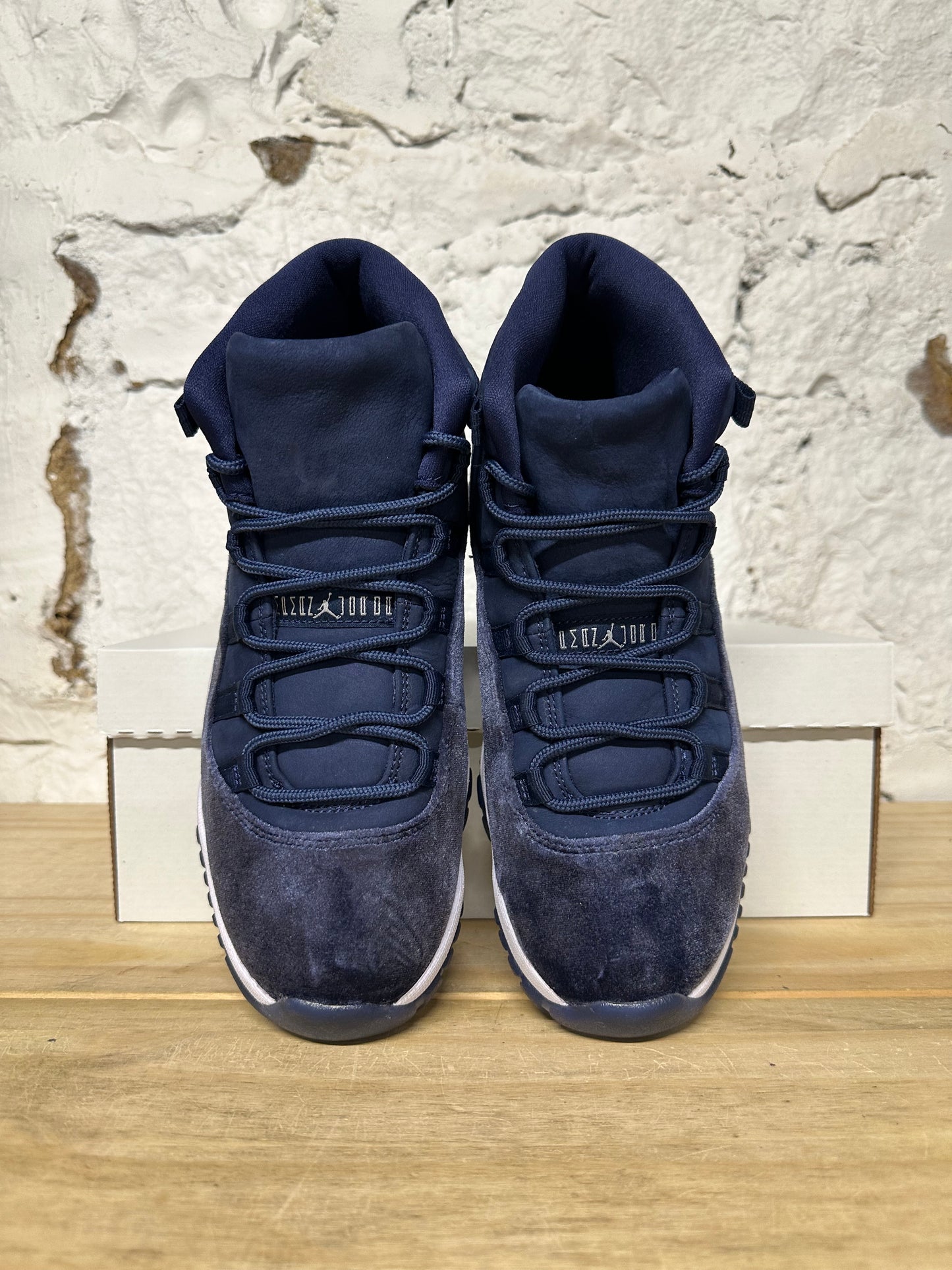 Air Jordan 11 Midnight Navy Velvet Sz 8 (9.5W)