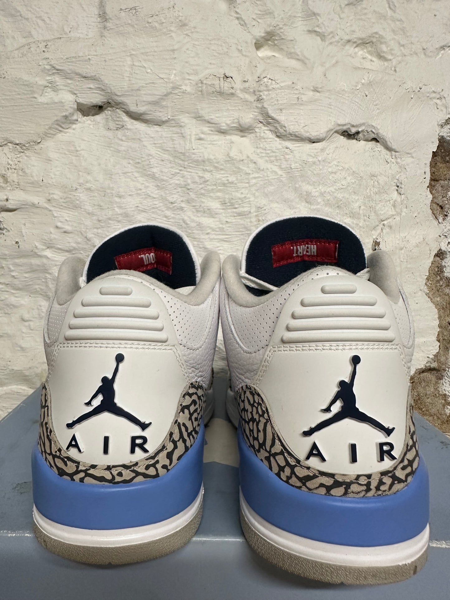 Air Jordan 3 UNC Sz 9