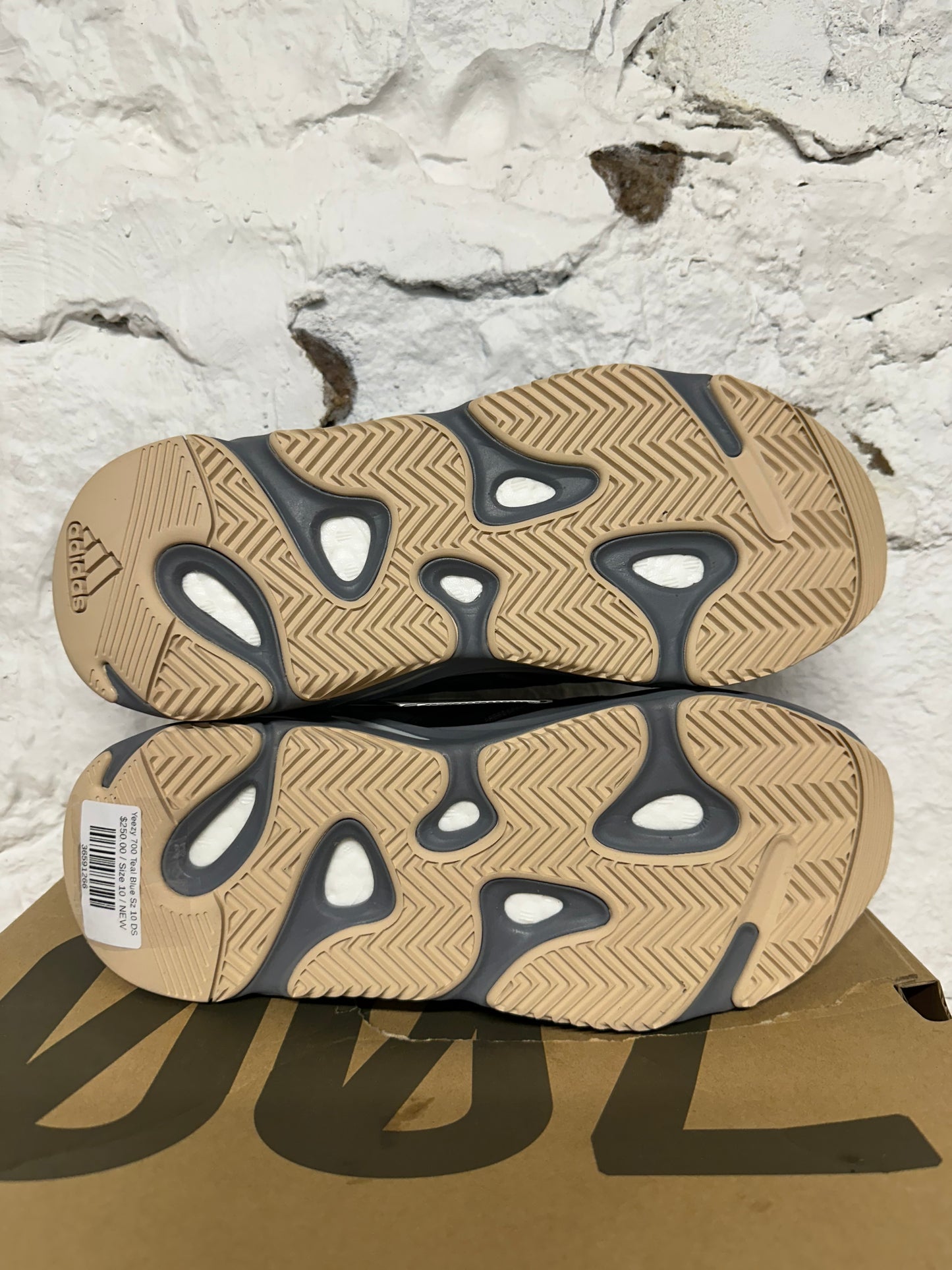 Yeezy 700 Teal Blue Sz 10 DS