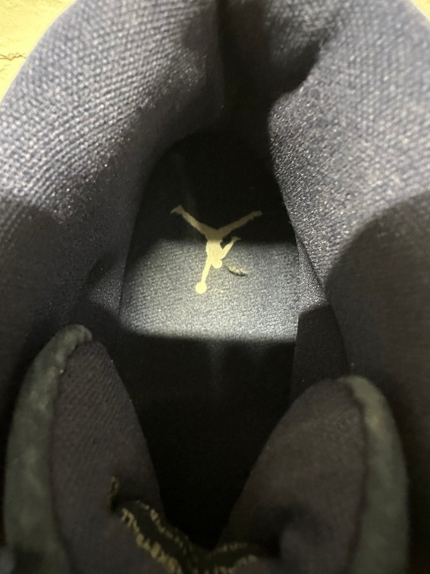 Air Jordan 11 Midnight Navy Velvet Sz 7.5 (9W)