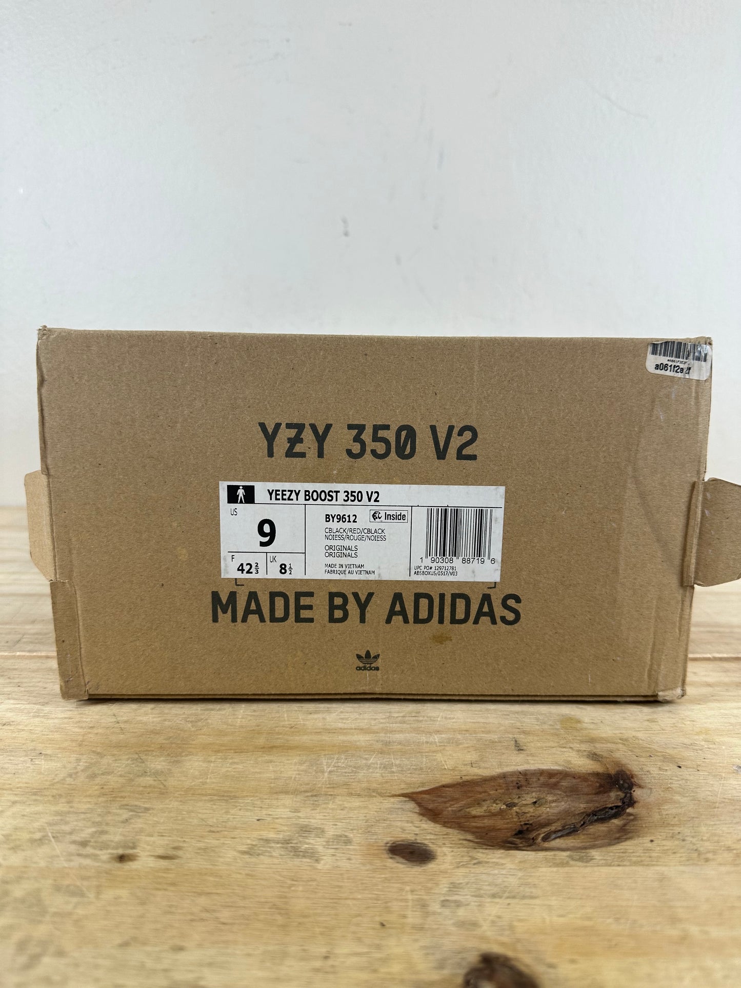 Yeezy 350 V2 Core Black Red Sz 9