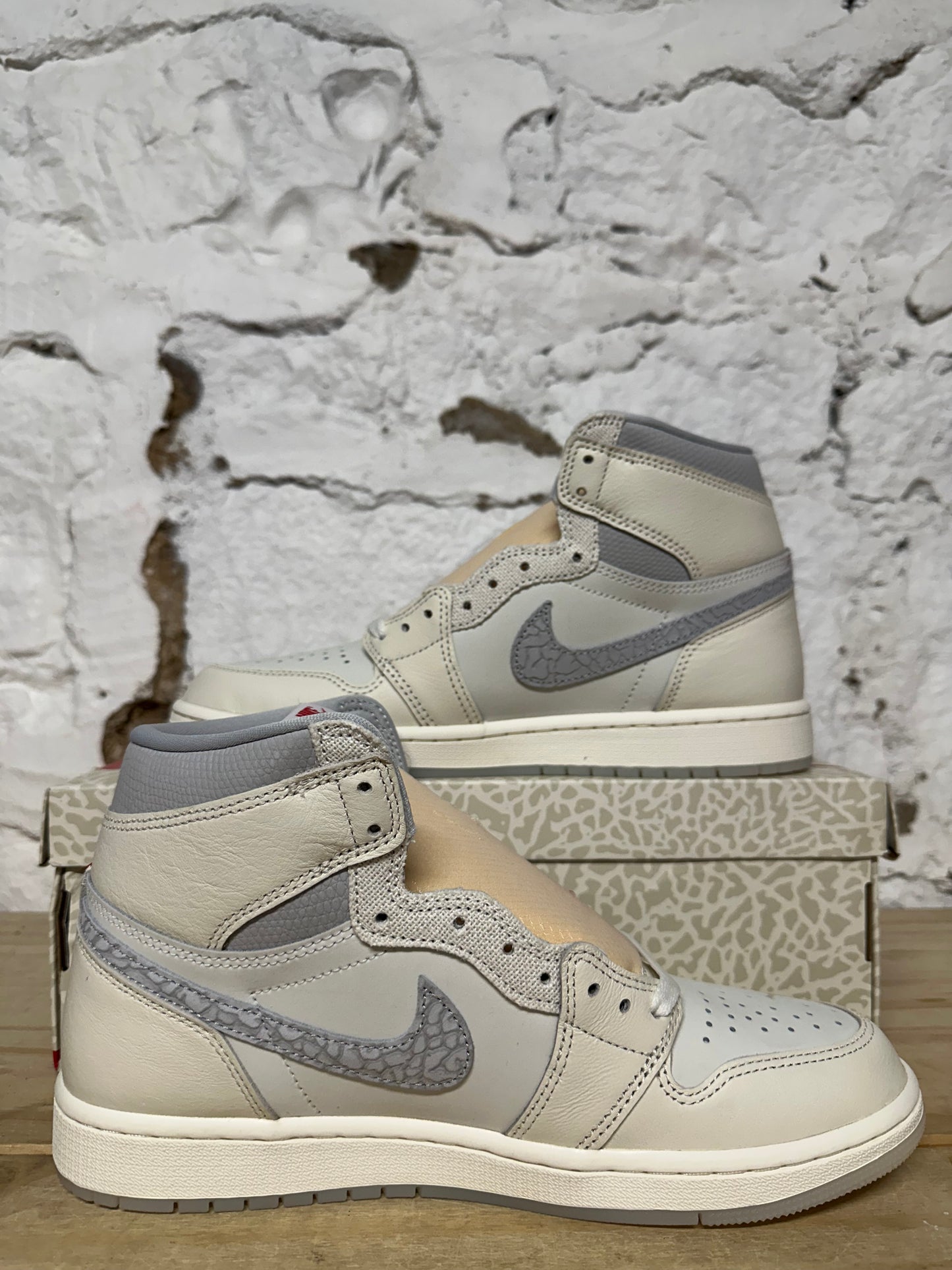 Air Jordan 1 High Sail University Red Sz 9.5 DS