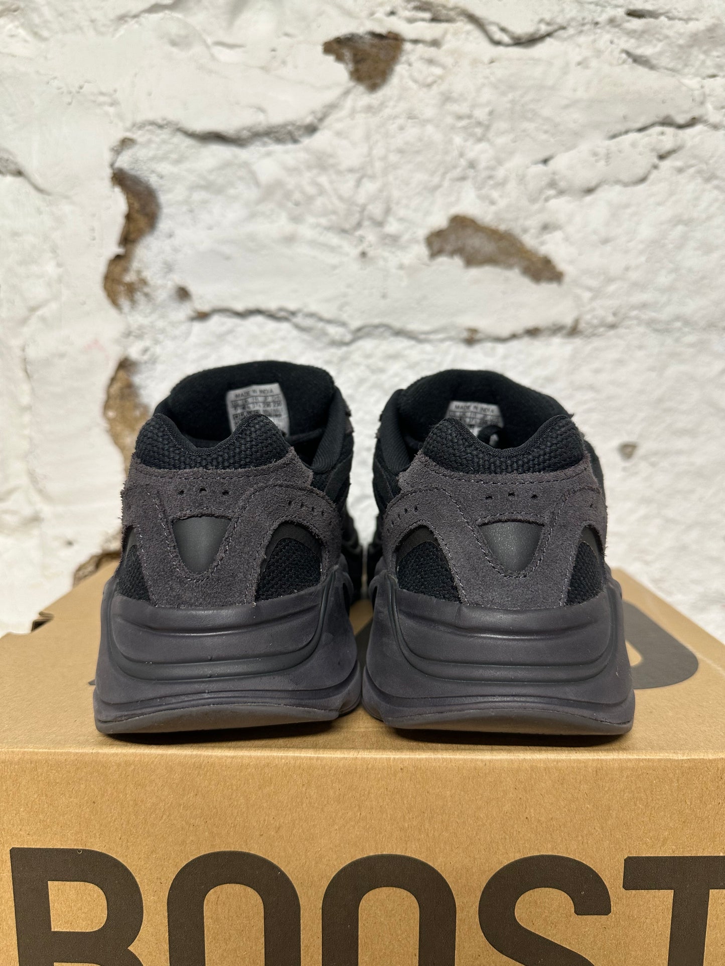 Yeezy 700 V2 Vanta Sz 5