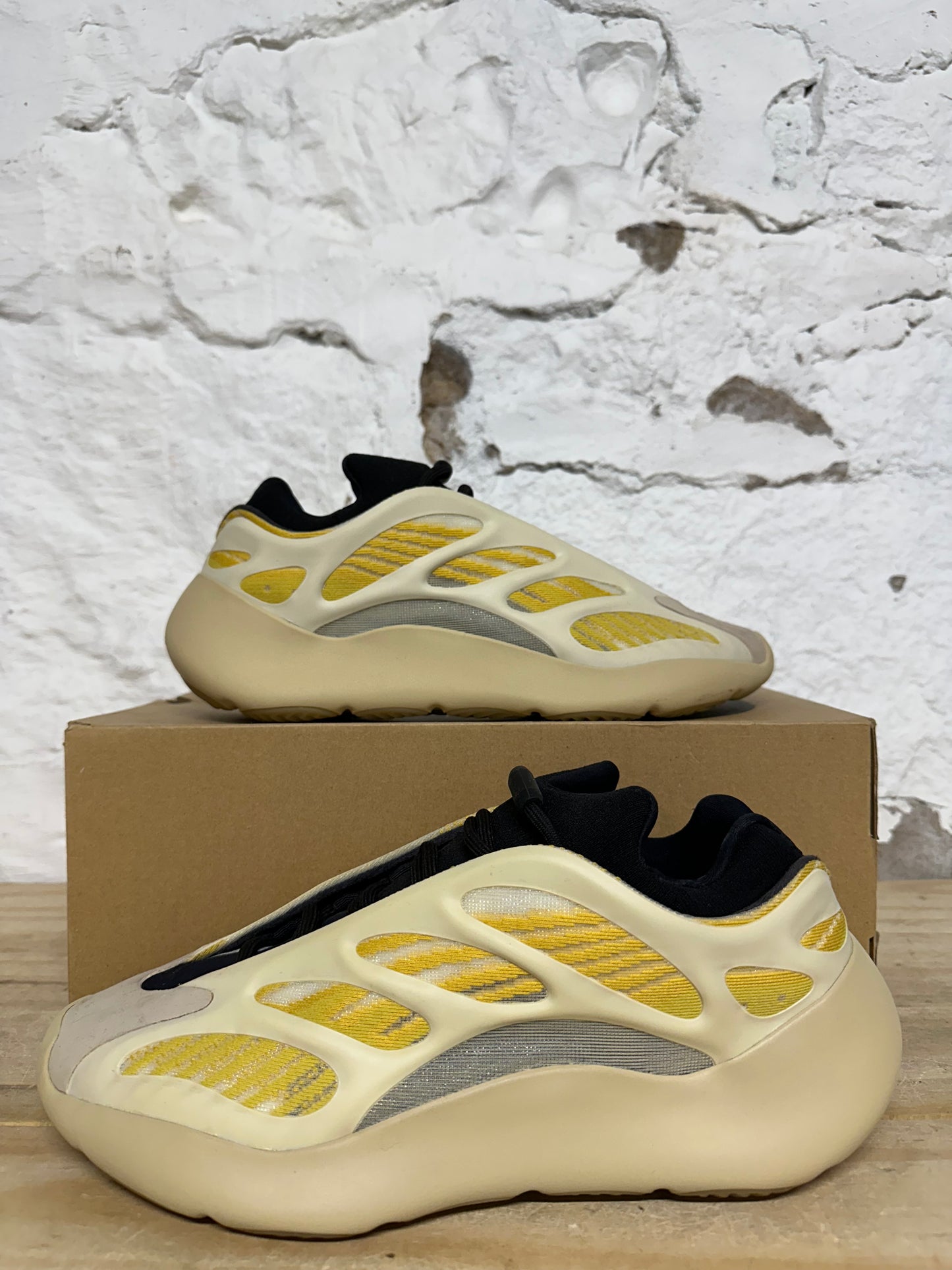 Yeezy 700 V3 Safflower Sz 10