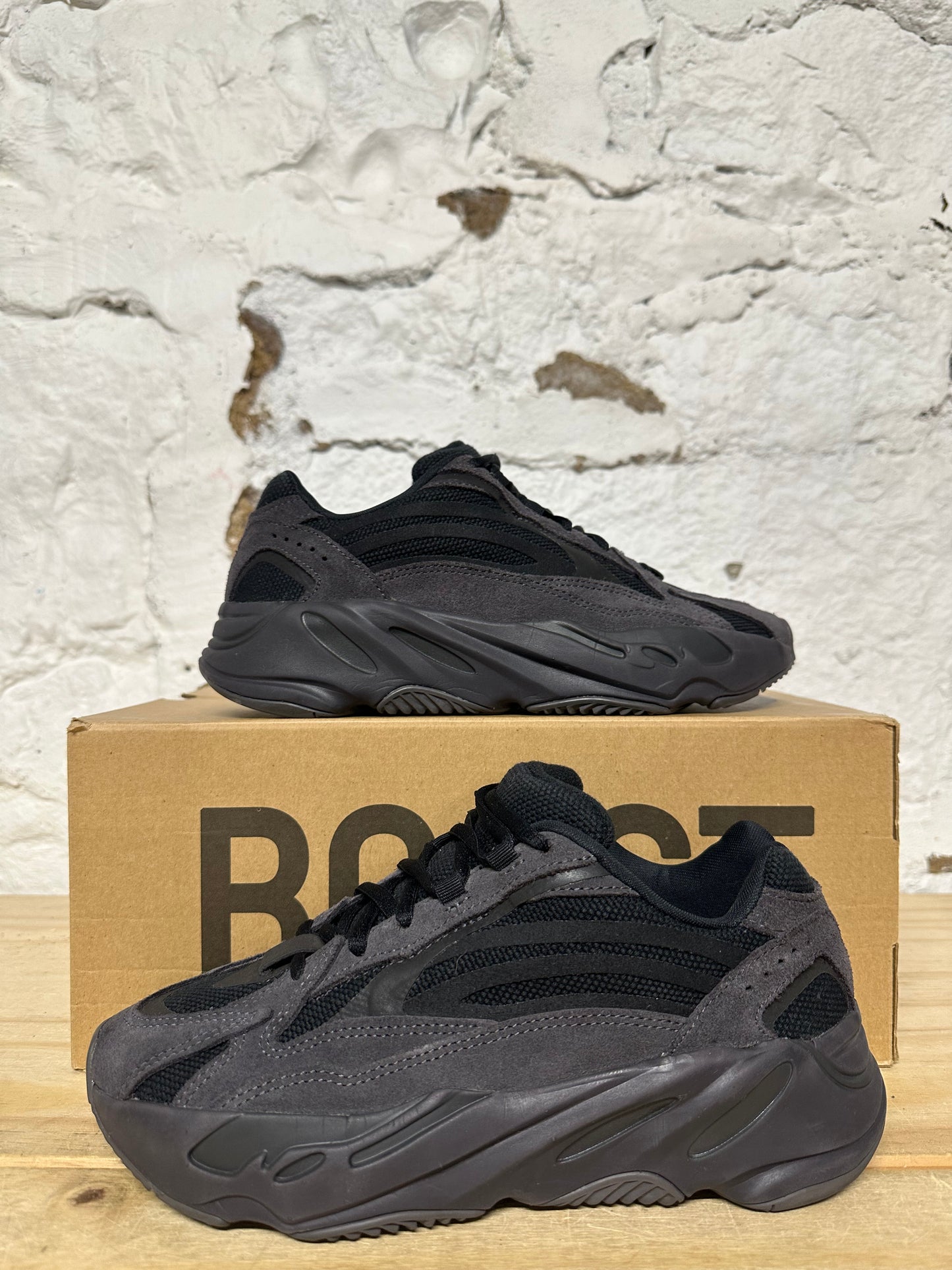 Yeezy 700 V2 Vanta Sz 5