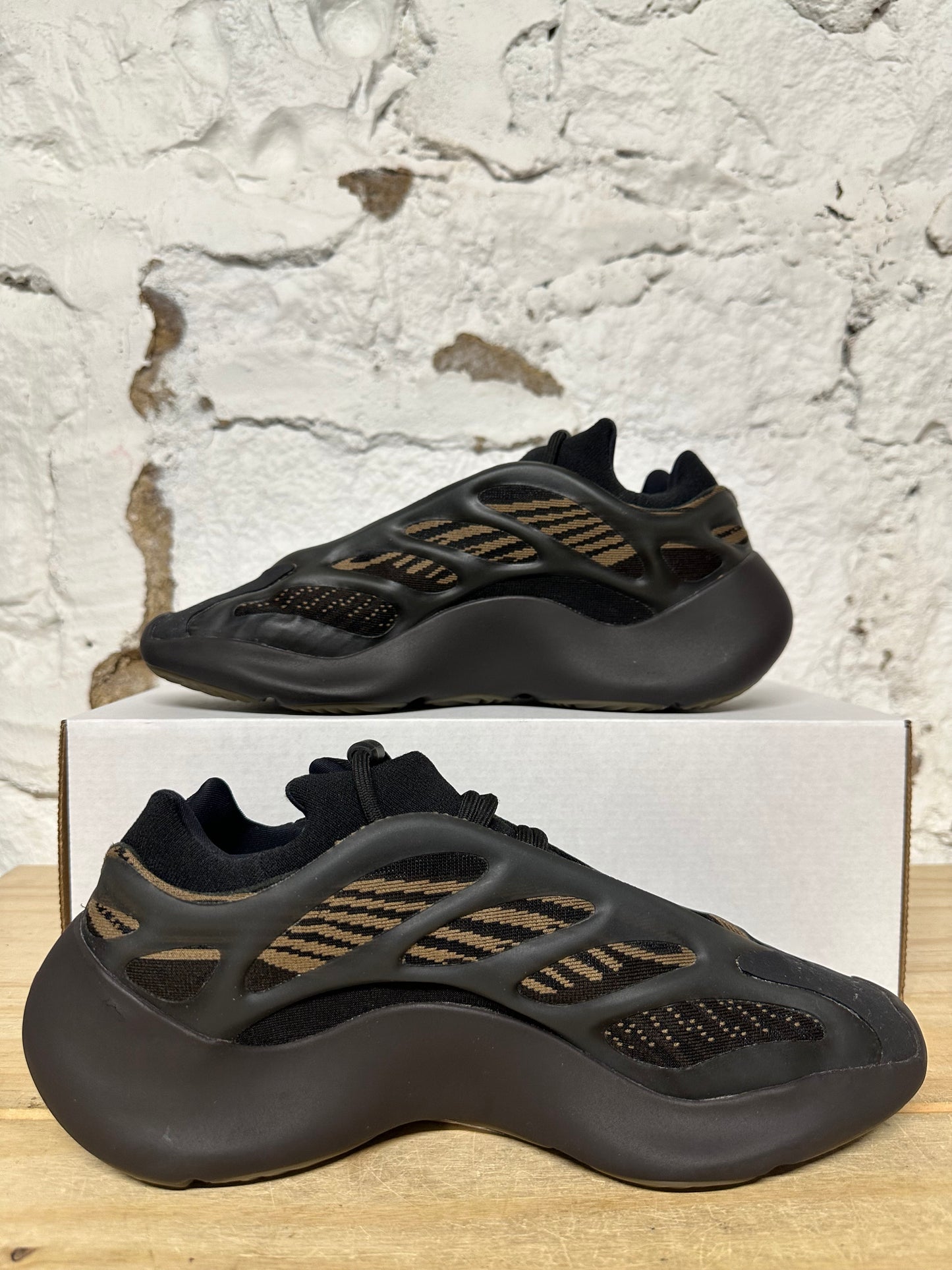Yeezy 700 V3 Clay Brown Sz 9.5