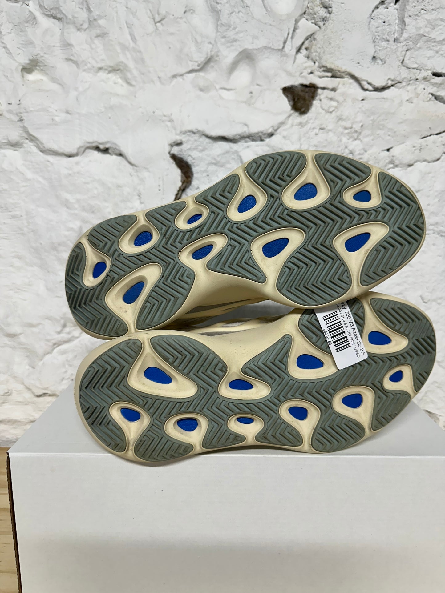 Yeezy 700 V3 Azael Sz 8.5