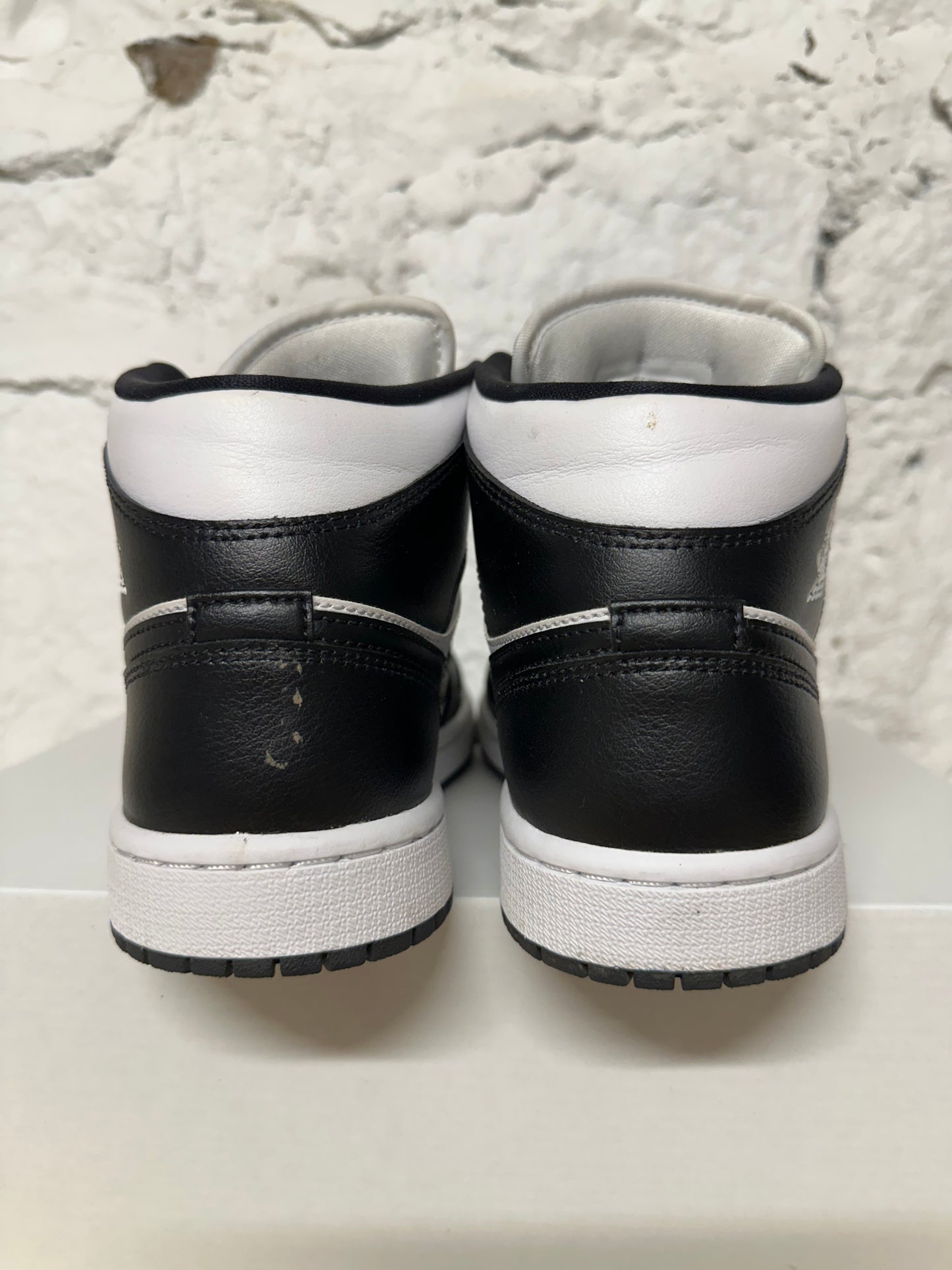 Air Jordan 1 Mid Black White Sz 6.5 (8W)