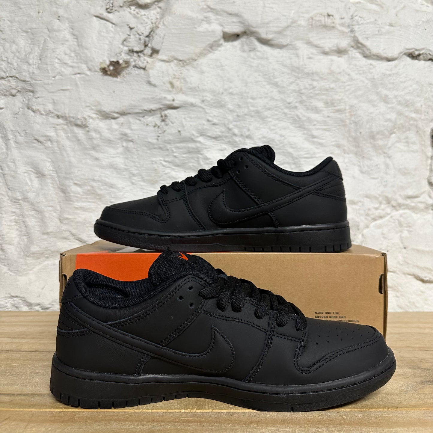 Nike SB Dunk Low Triple Black Sz 9 DS