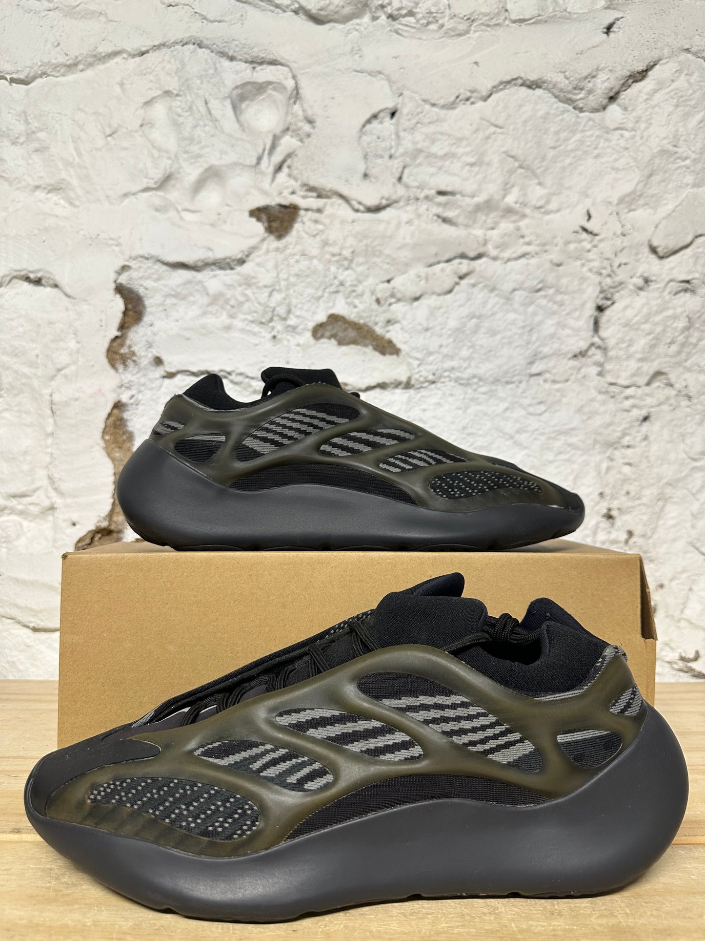 Yeezy 700 V3 Alvah Sz 11.5