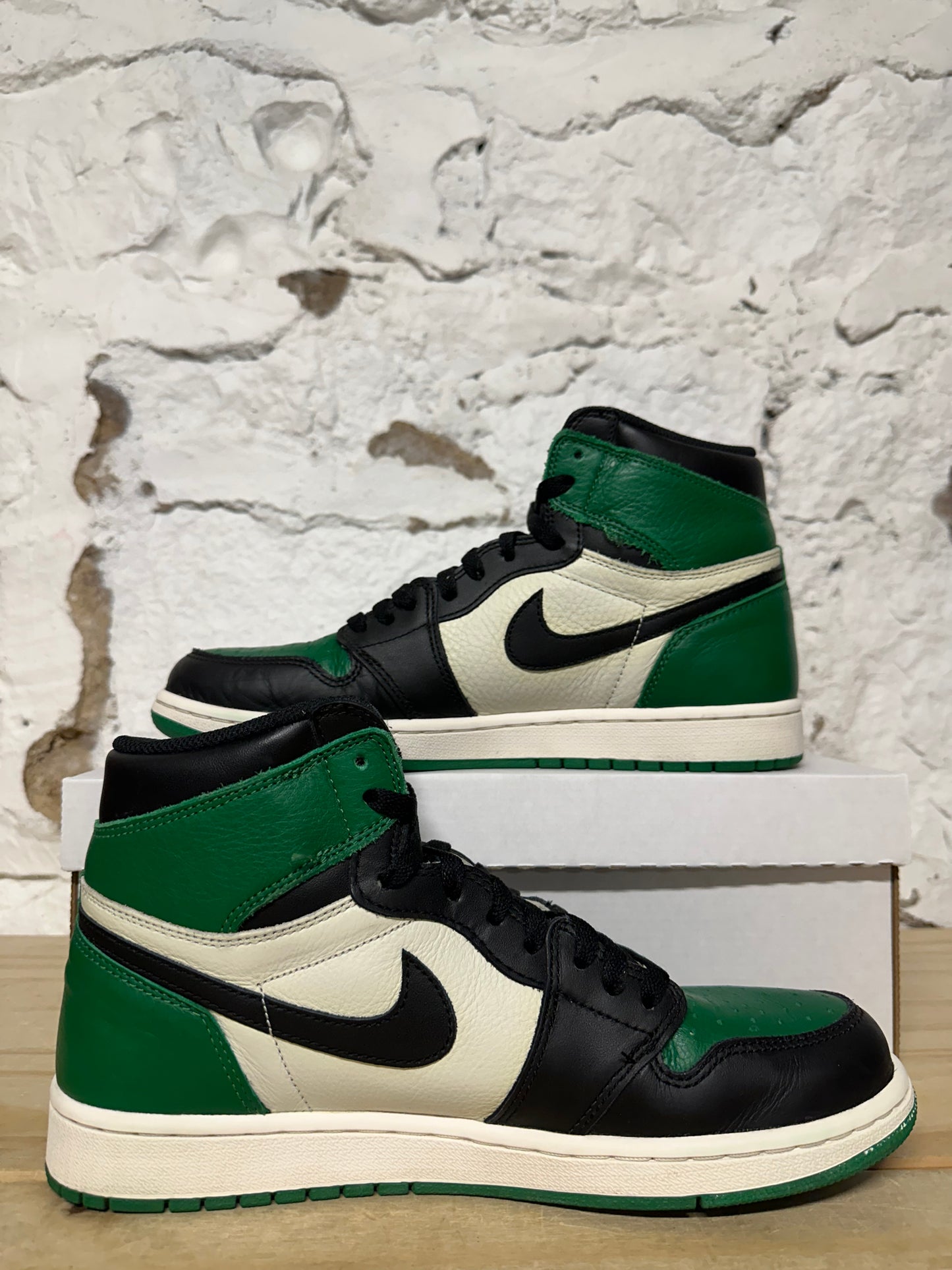 Air Jordan 1 Pine Green 1.0 Sz 9.5