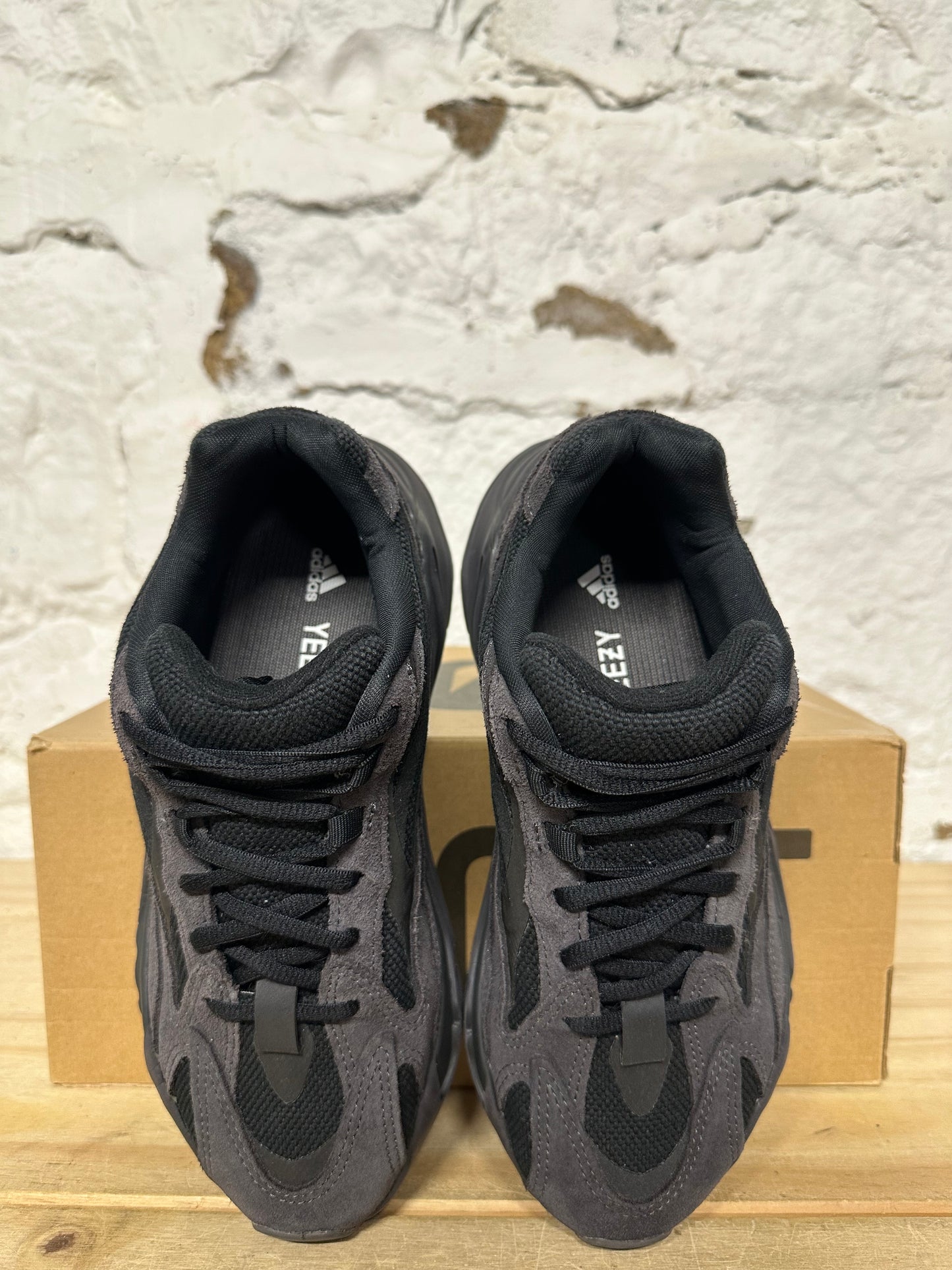 Yeezy 700 V2 Vanta Sz 5