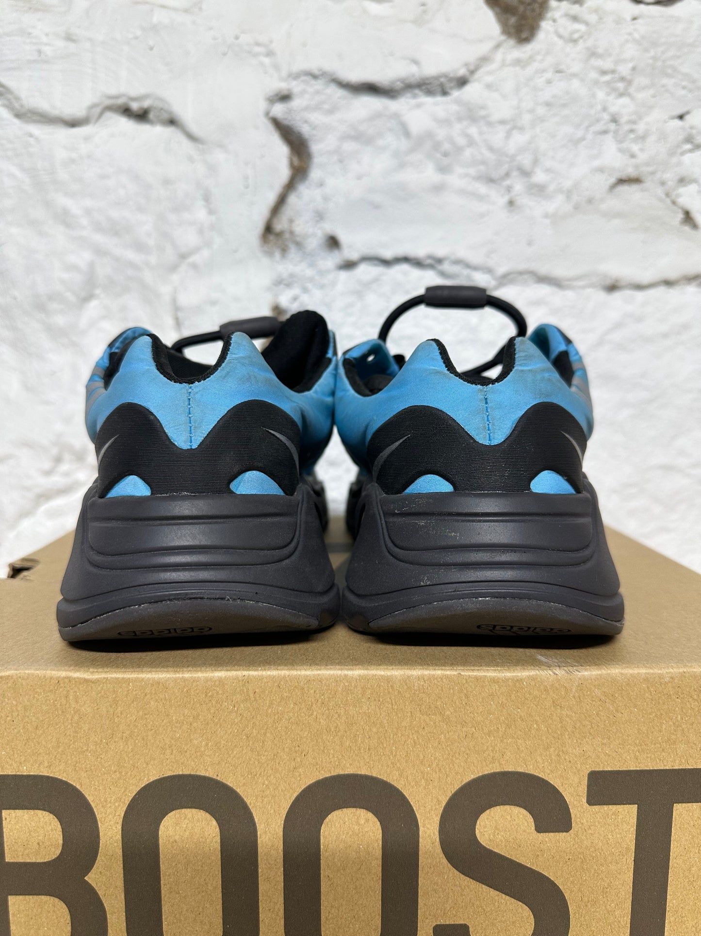 Yeezy 700 MNVN Bright Cyan Sz 6