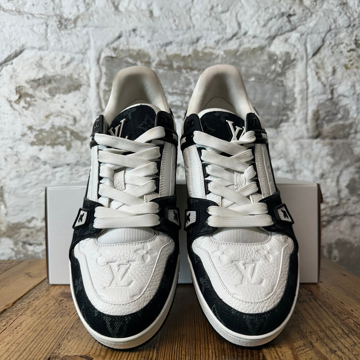 Louis Vuitton Black White Trainer Sneaker Sz 9.5 (8LV)