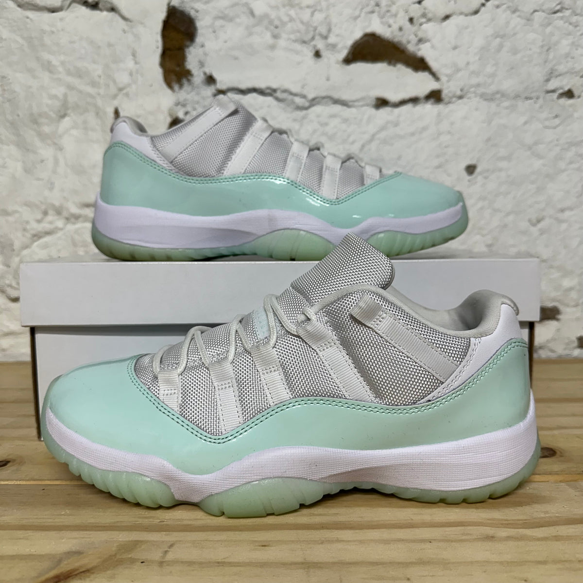 Air Jordan 11 Low Igloo Sz 8.5 (10W)