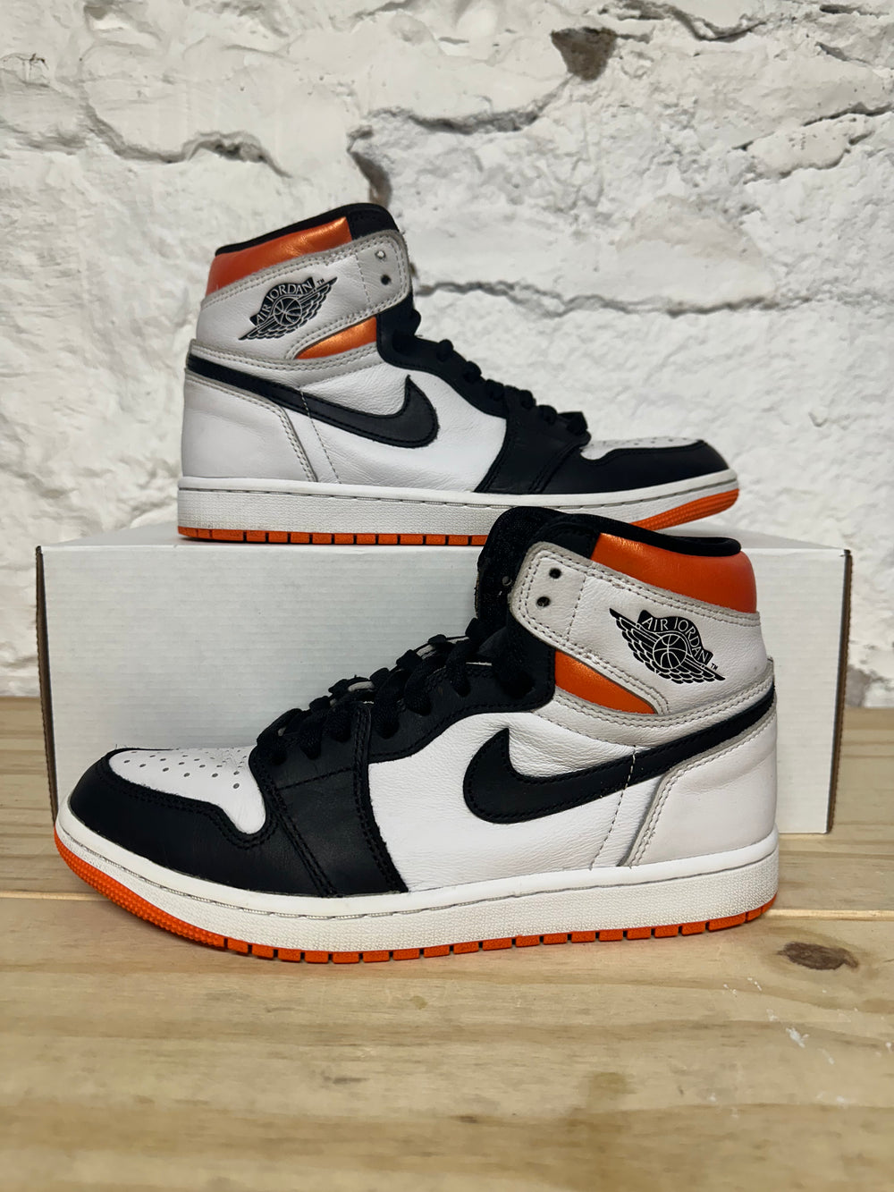 Air Jordan 1 High Electro Orange Sz 7.5
