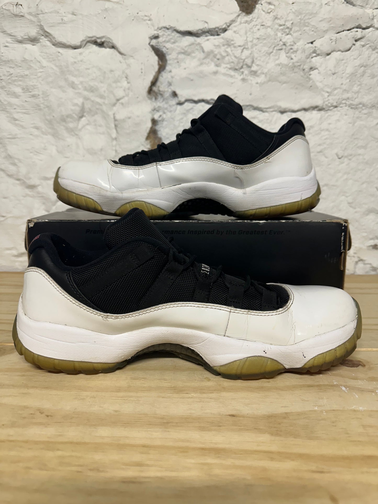 Air Jordan 11 Low Tuxedo Sz 11.5