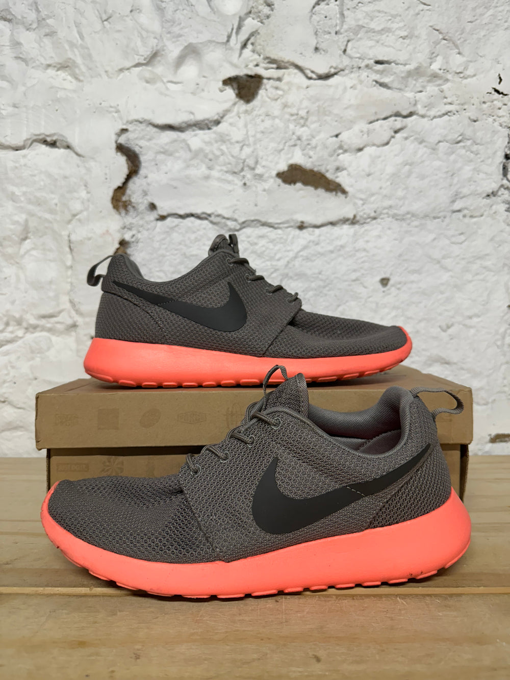 Nike Roshe Run Soft Grey Crimson Sz 8.5