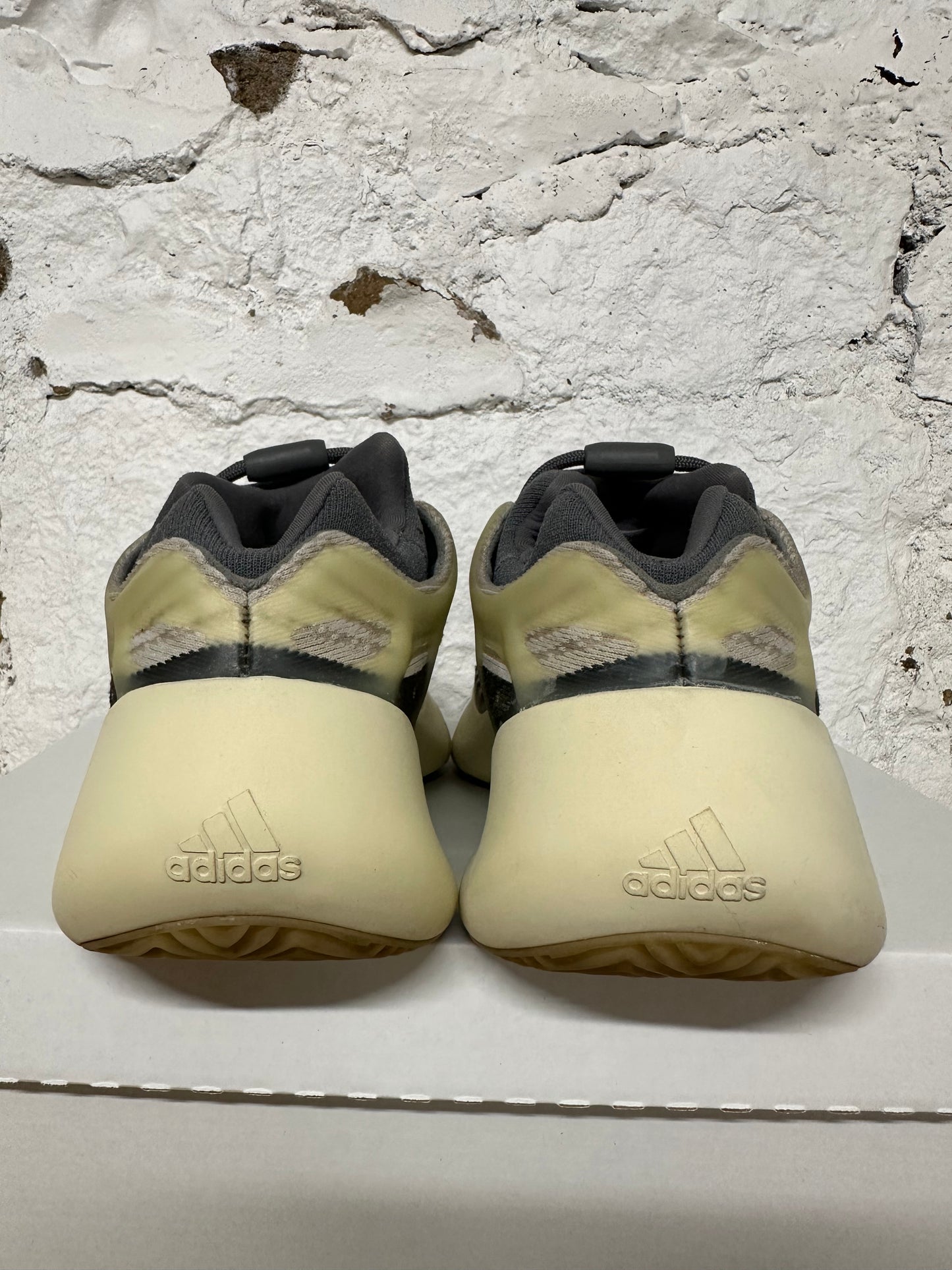 Yeezy 700 V3 Faded Salt Sz 9