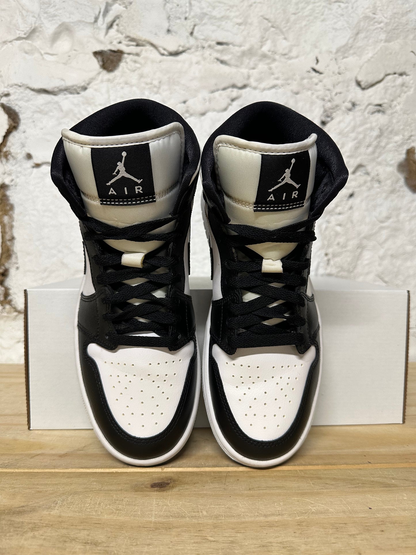 Air Jordan 1 Mid Black White Sz 6.5 (8W)