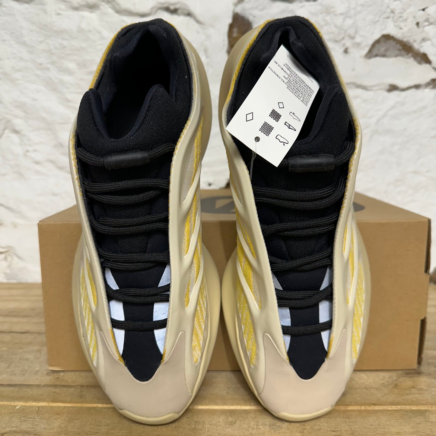 Yeezy 700 V3 Safflower Sz 10.5 DS