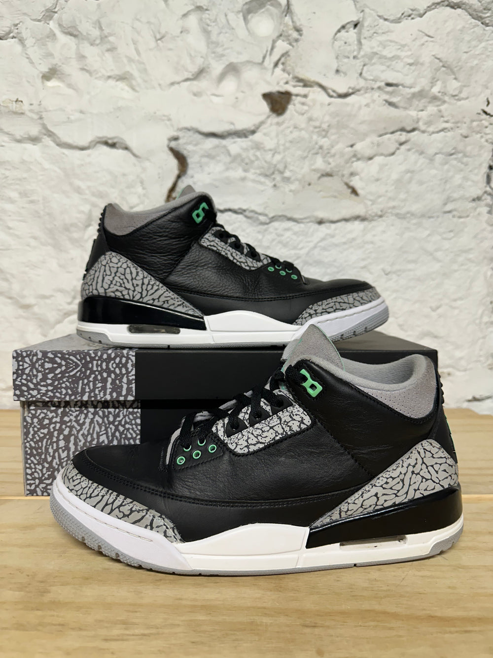 Air Jordan 3 Green Glow Sz 10.5