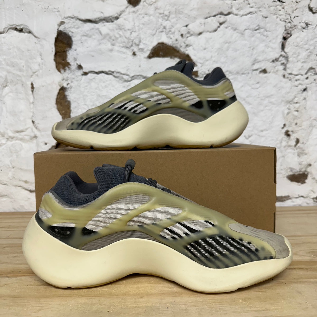 Yeezy 700 V3 Fade Salt Sz 9