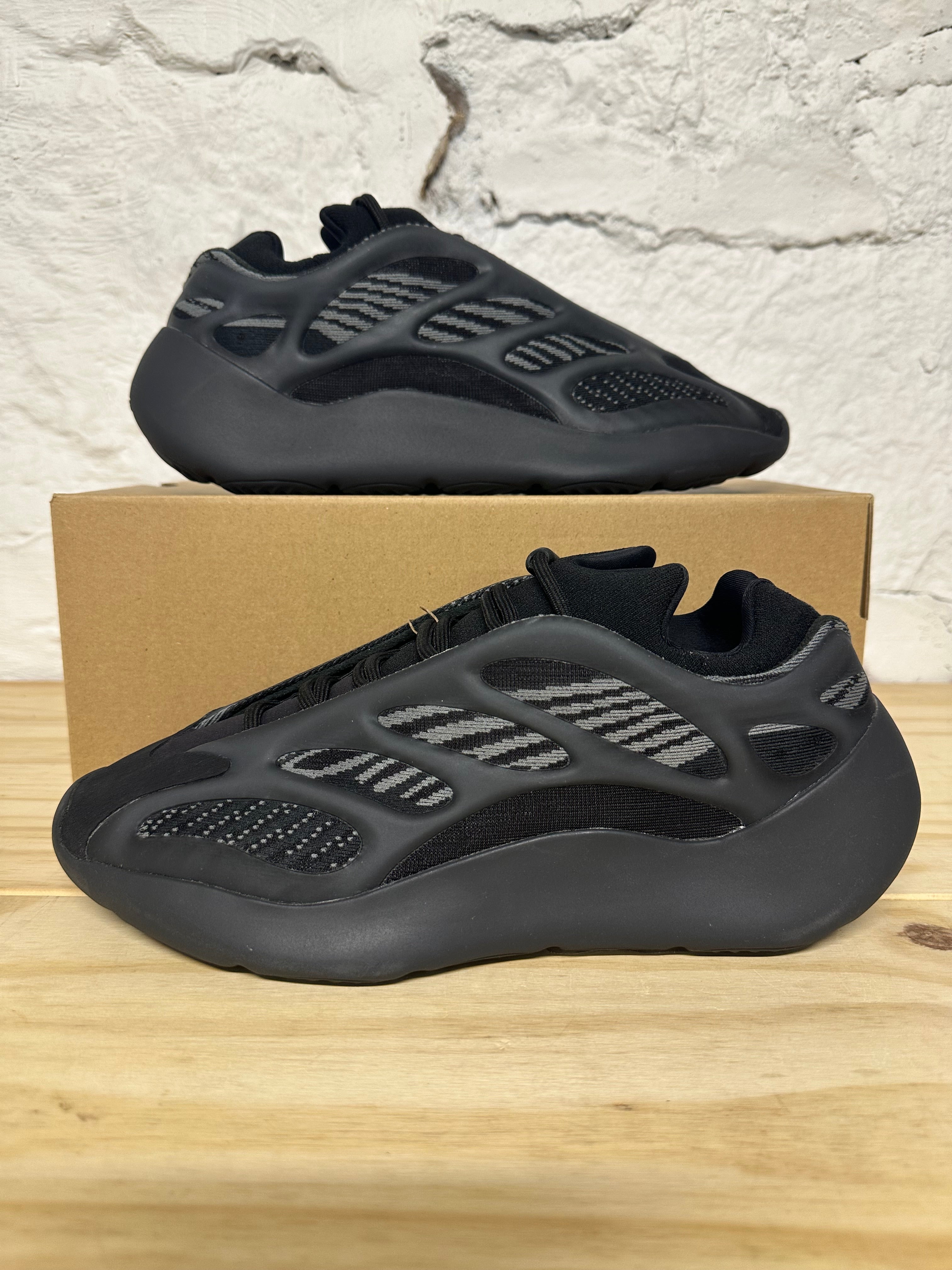 Yeezy 700 V3 Dark Glow Sz 9 DS