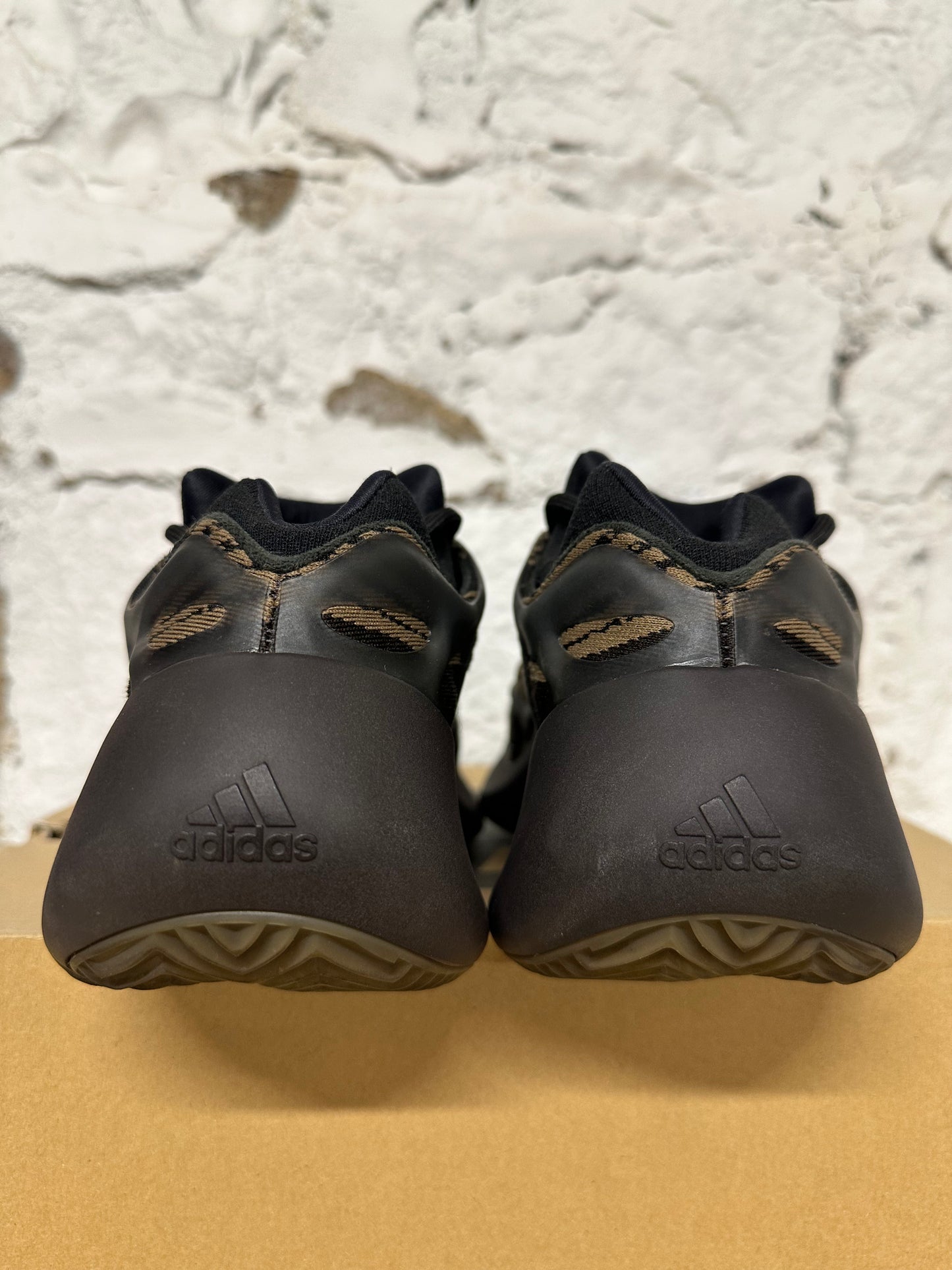 Yeezy 700 V3 Clay Brown Sz 10.5