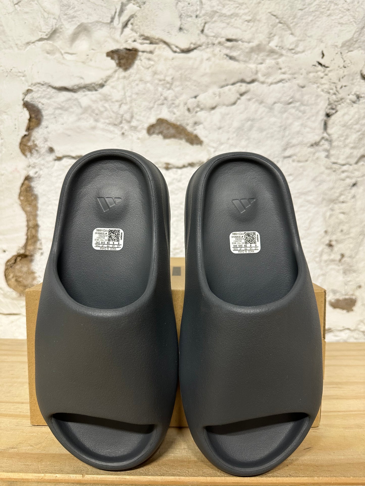 Yeezy Slide Slate Grey Sz 6 DS