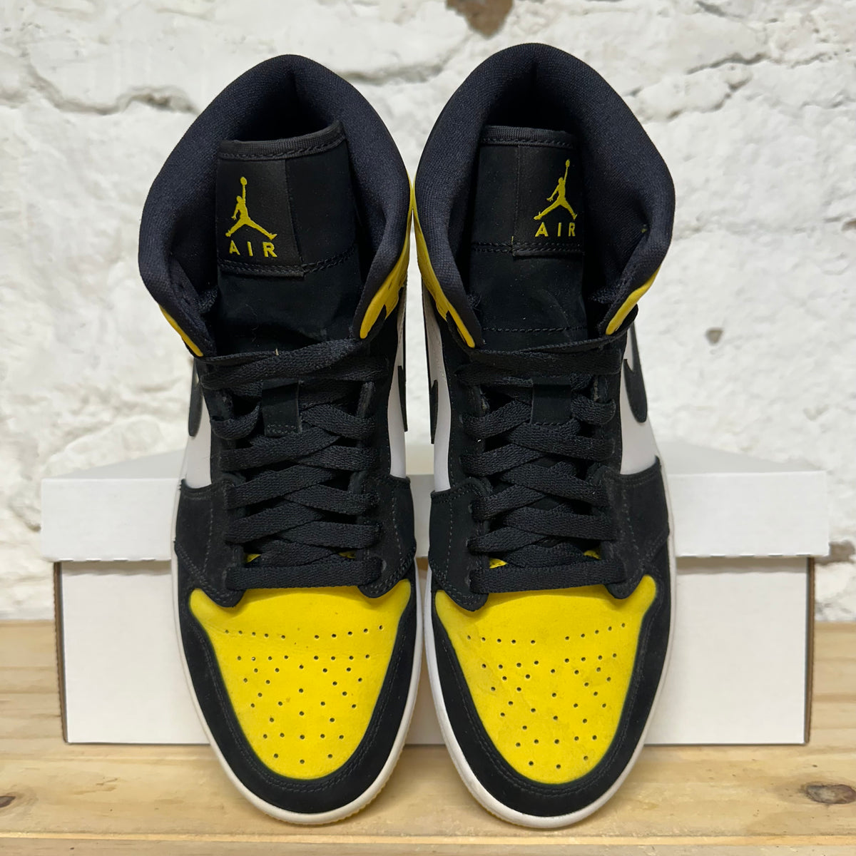 Air Jordan 1 Mid Black Yellow Toe Sz 8.5