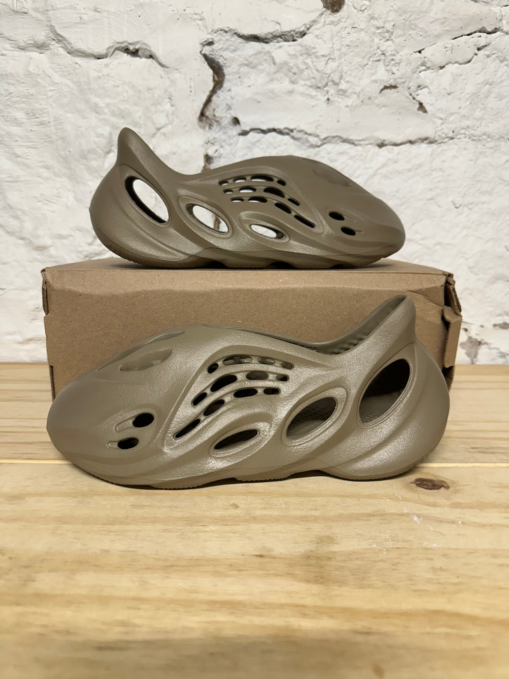 Yeezy Foam RNNR Stone Taupe Sz 10 DS