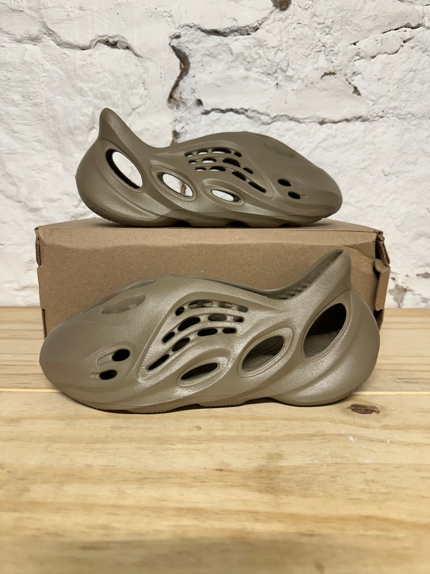 Yeezy Foam RNNR Stone Taupe Sz 10 DS