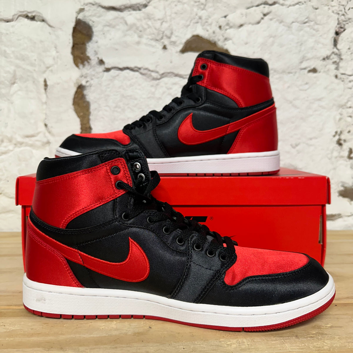 Air Jordan 1 High Satin Bred Sz 9.5 (11W)