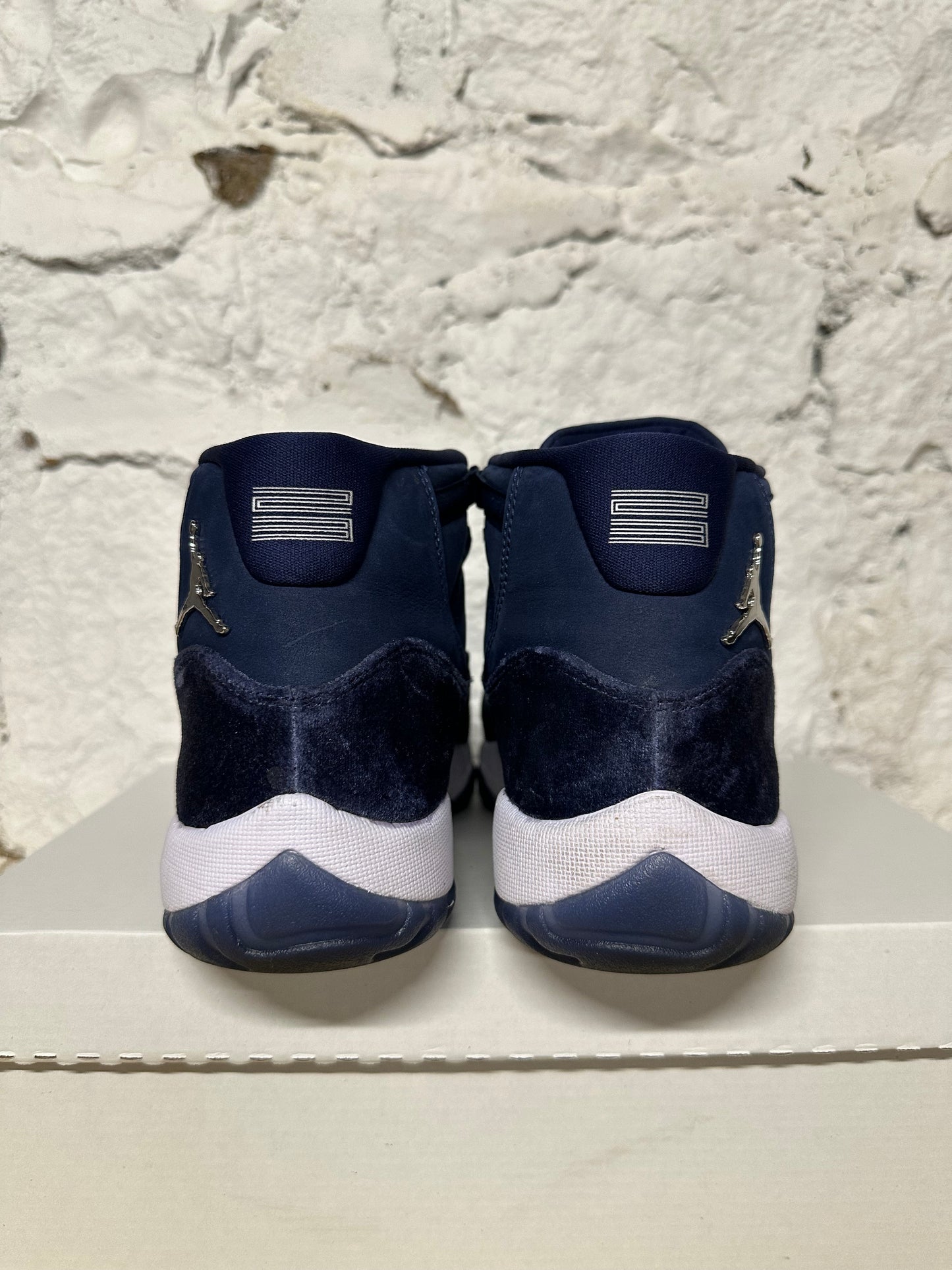 Air Jordan 11 Midnight Navy Velvet Sz 8 (9.5W)