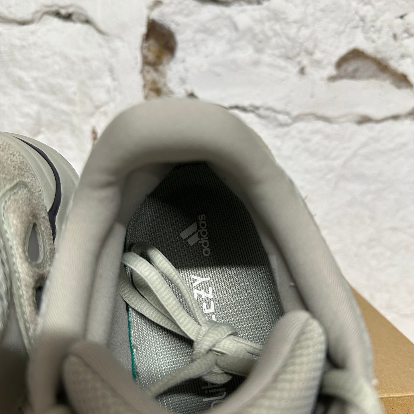 Yeezy 700 Salt Sz 9