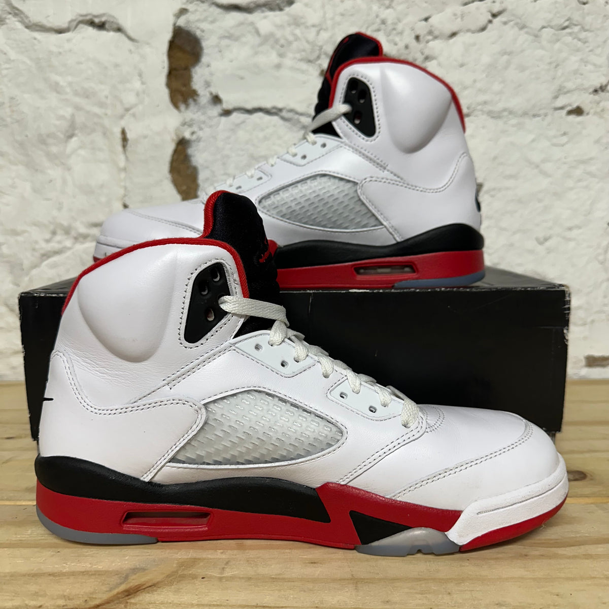 Air Jordan 5 Fire Red Black Tongue (2025) Sz 9.5