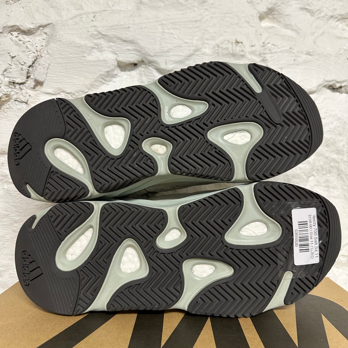 Yeezy 700 Salt Sz 11