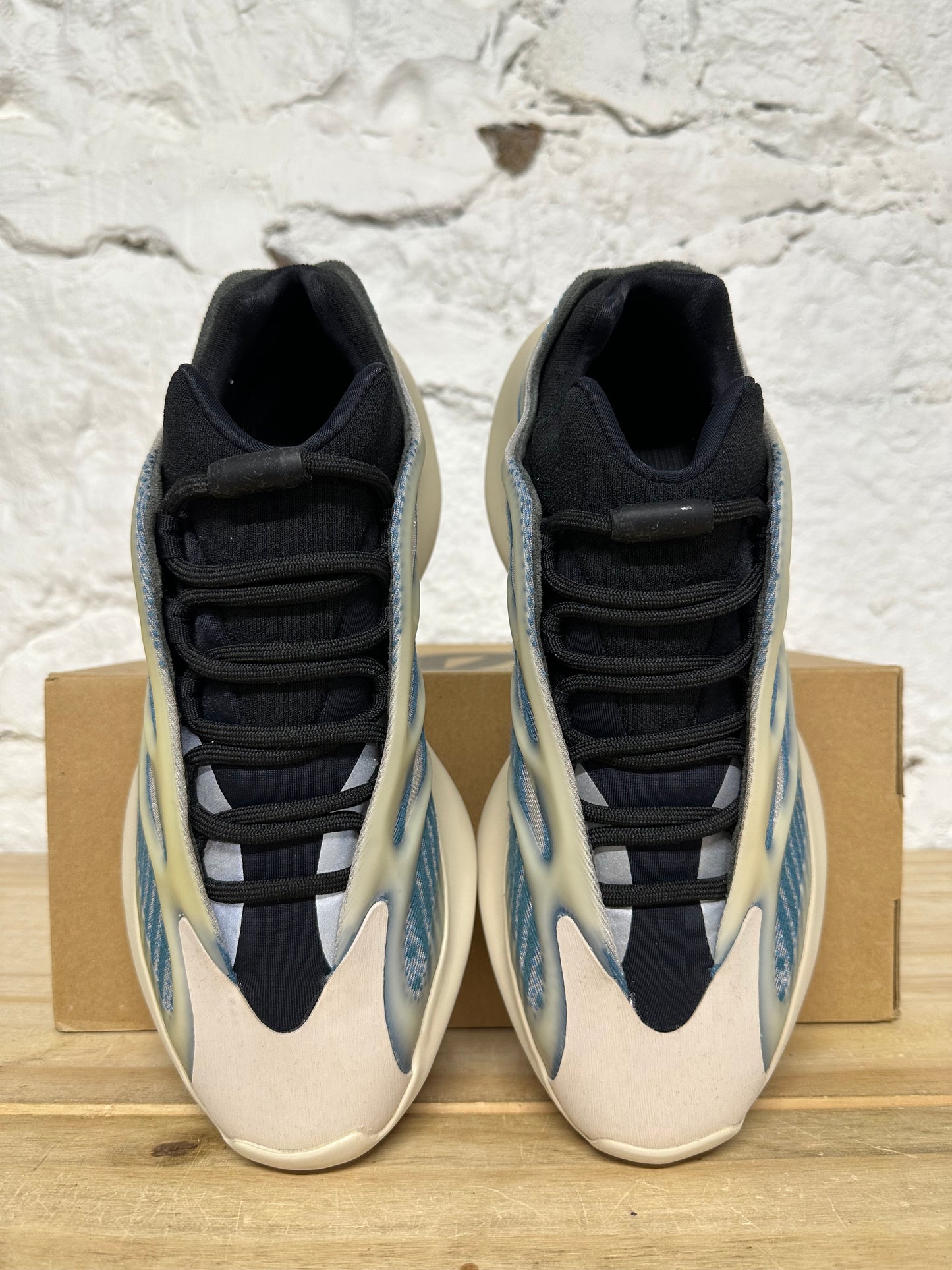 Yeezy 700 V3 Kyanite Sz 8